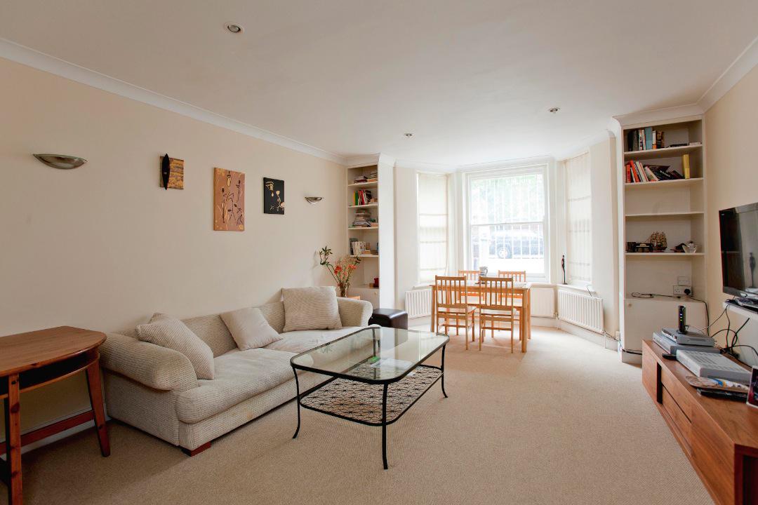 RoseEstates's tweet image. Stunning flat, private entrance and lovely garden in South Hampstead. 2 bed, 2 bath, SH freehold. Sole agent. £955k