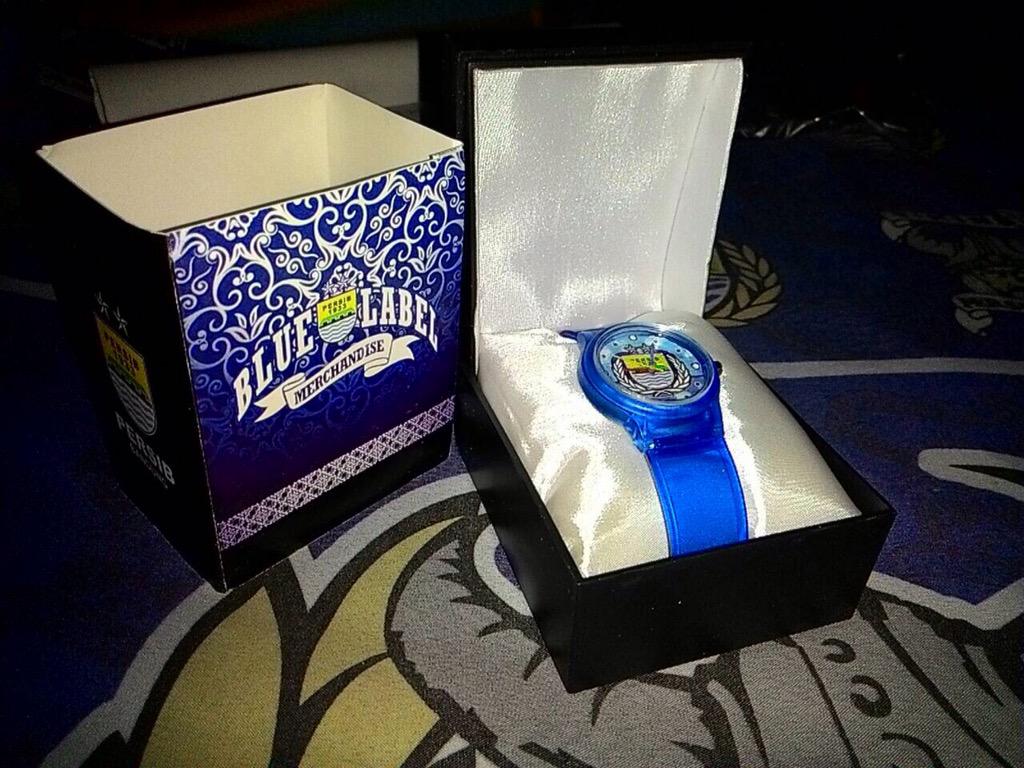 PERSIB_MADRID's tweet photo. 2. RETWEET Tweet ini sebagai syarat sah mengikuti kuis berhadiah Jersey. Jam tangan dan pulsa puluhan ribu. http://t.co/ev7flsvE13