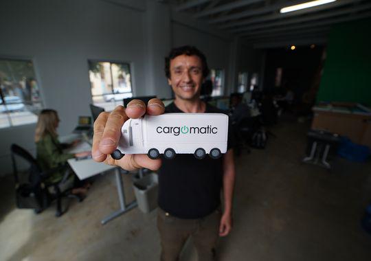 usatodaytech's tweet photo. 'Uber of trucks' hauls big business in Los Angeles http://t.co/rKHHkdQF3F http://t.co/CDuCNQFs0u