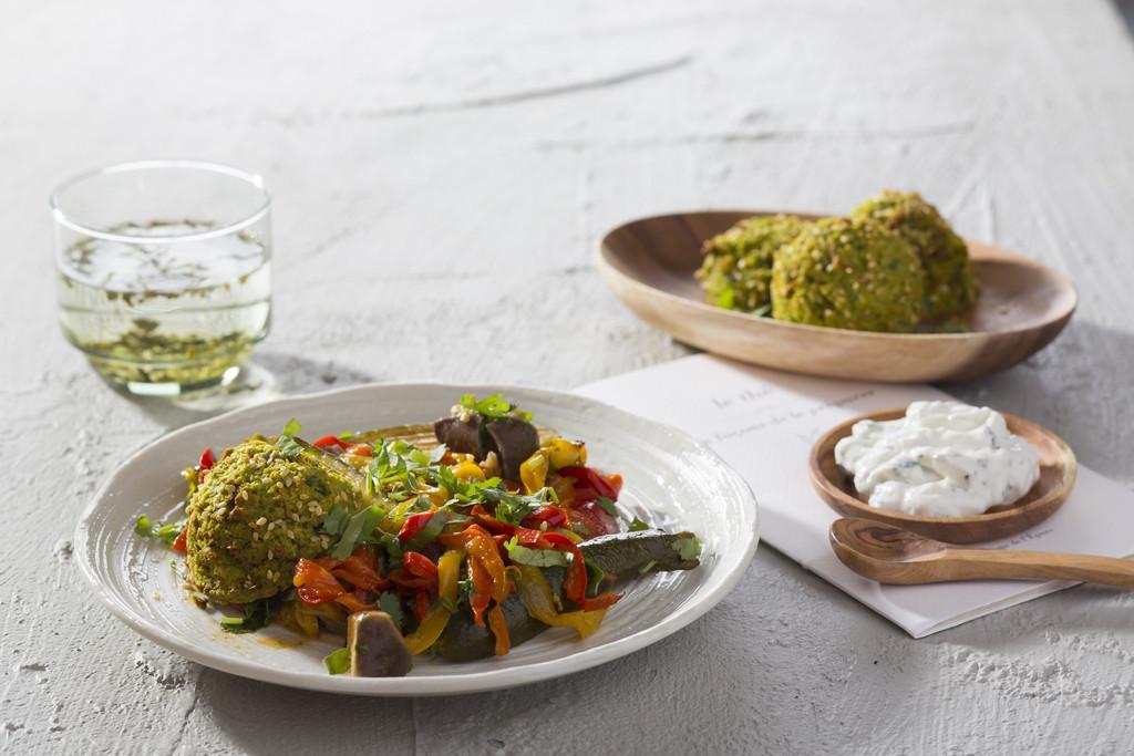 Menu voor donderdag 21 mei; Edamame-falafel met frisse yoghurtdip. Bestel op oot.nl 1/3 #oot