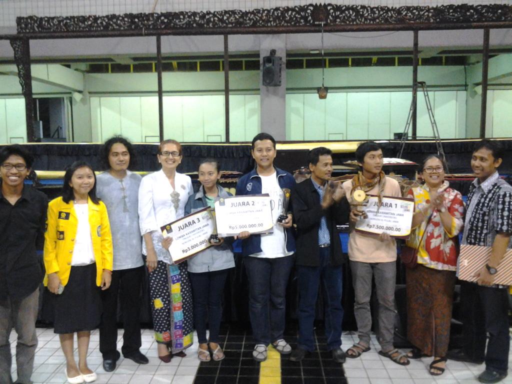 BERKAH DALEM GUSTI TIM GAMASUTRA FIB UGM JUARA II LOMBA KARAWITAN SE JAWA DI UI DEPOK <a href="/SasNusUGM/">Sastra Nusantara UGM</a> @dirmawa <a href="/FIB_UGM/">FIB UGM</a>