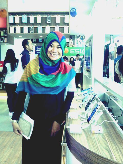 raniyulianty's tweet image. Mejeng depan hape canggih @GeeksStoreBEC bareng #LatePost