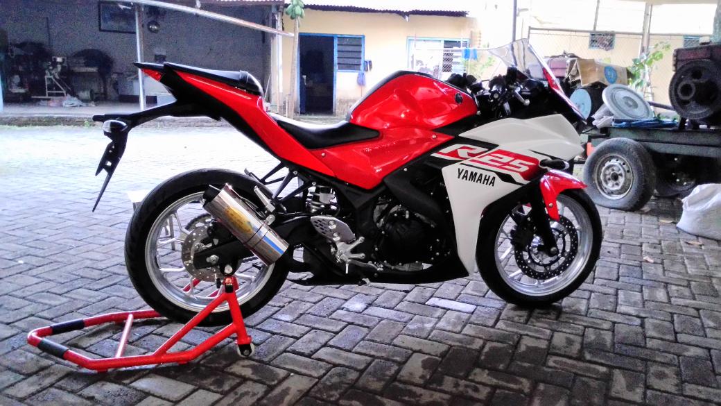 dokterdewe's tweet photo. R25 2014,Michelin PSR,Daytona S/O,2400 km,BPKB-STNK ready,50 juta #R25 #Yamaha #Michelin #R15 #YROI #RU25 #Rseries http://t.co/37udW0PLBC