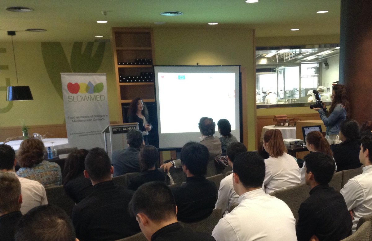dietamed's tweet photo. Diana Julia, de la Fundación Dieta Mediterránea, explica el Proyecto #Slowmed http://t.co/otRzk2Vb1F