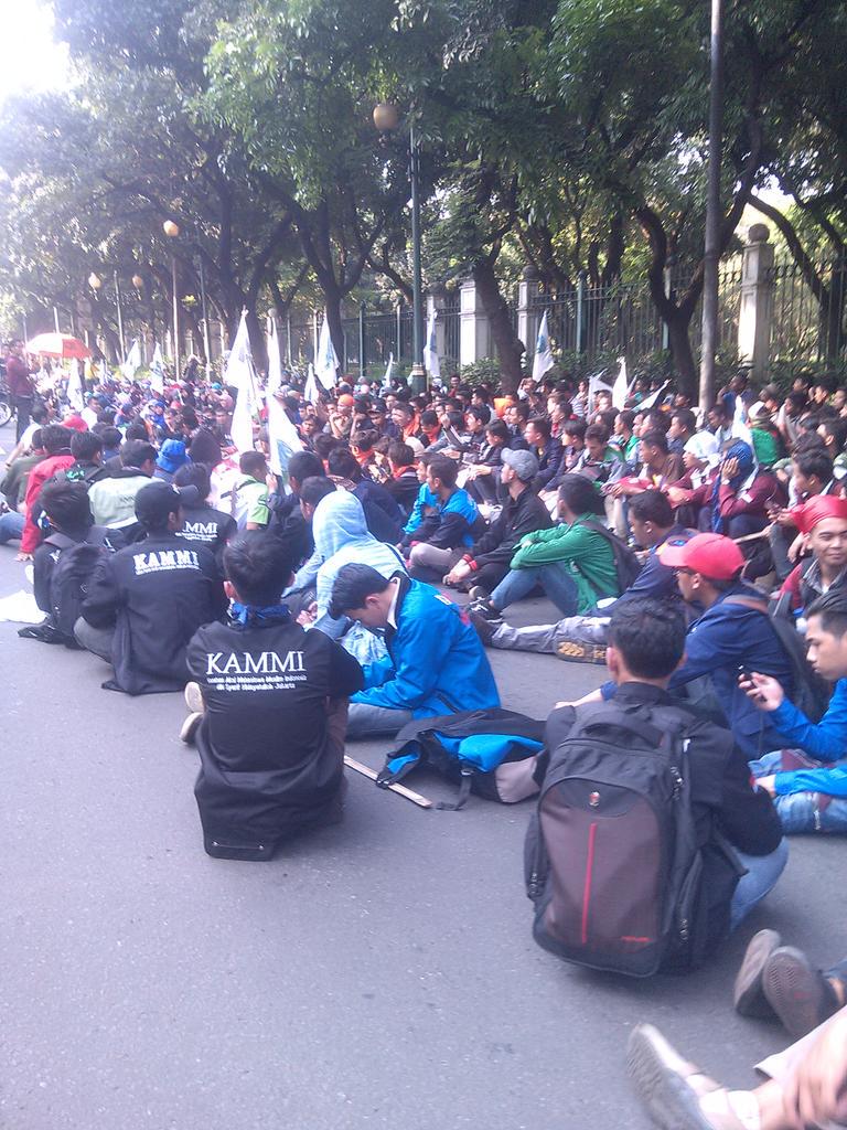 TMCPoldaMetro's tweet photo. 15:44 Imbas kegiatan penyampaian pendapat di Jl. Merdeka Utara Jakarta Pusat, sementara lalin dialihkan. http://t.co/9cdXQTQ8nO