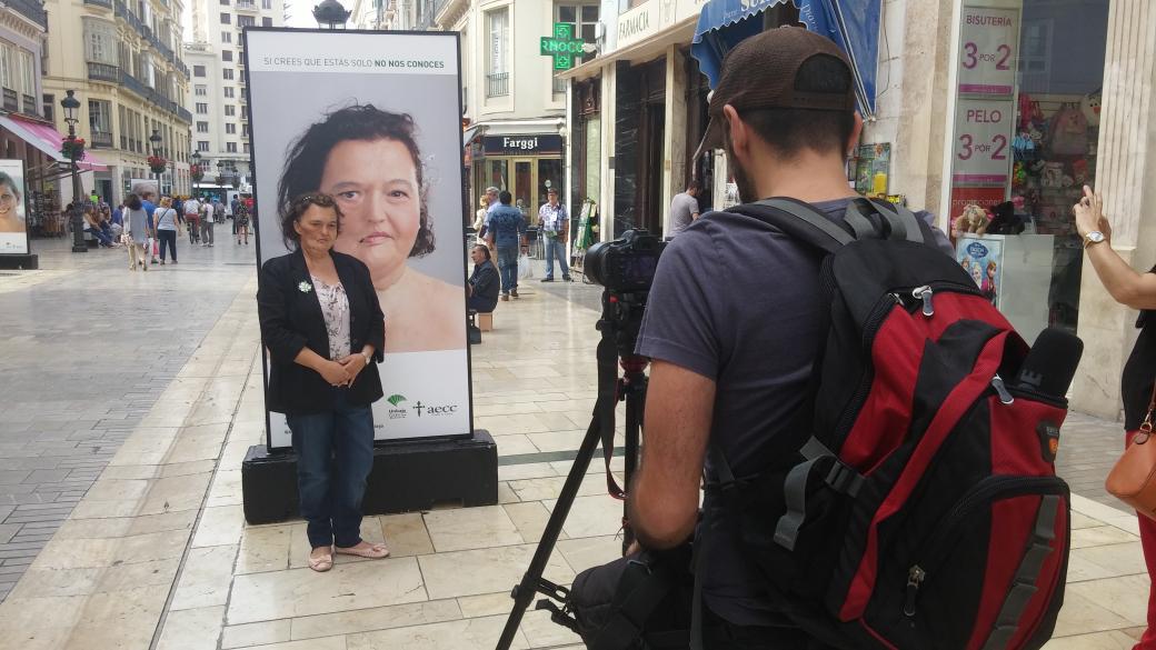 ContraCancerMA's tweet photo. En calle Larios haciendo el video de "Miradas" con @luxdigitalvideo @_francarmona_  Muy pronto el resultado. http://t.co/Z0NCVqPAIn