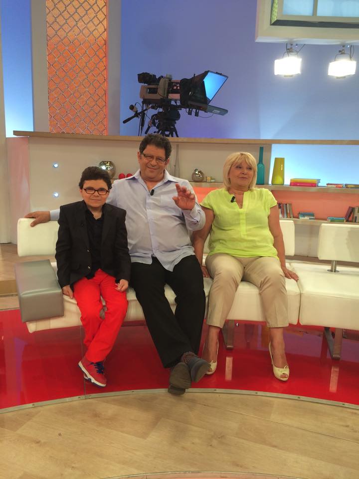 Reservoir_Prod's tweet photo. #Rogers et ses parents, c'est à 14h sur @France2tv ! Un témoignage à ne pas rater! @LesPetitsAngesD #touteunehistoire http://t.co/h3WWRNcwUu