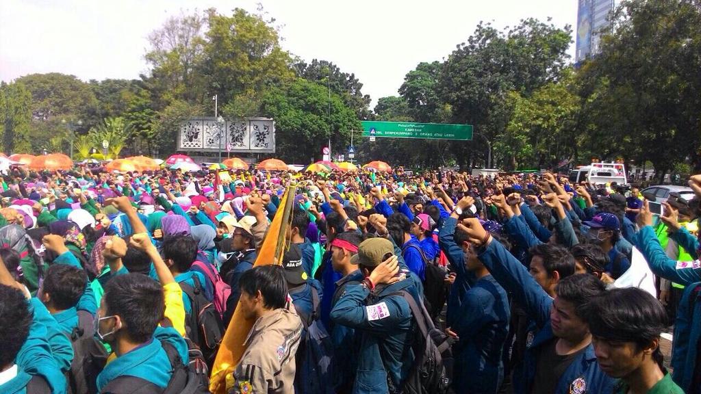 BEMFKUNDIP's tweet photo. Suasana Aksi Mahasiswa 21 Mei di Istana Negara! http://t.co/QfPtWolM8r