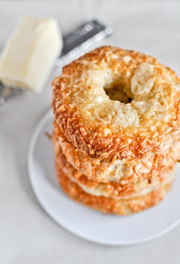 Bagels con queso asiago.