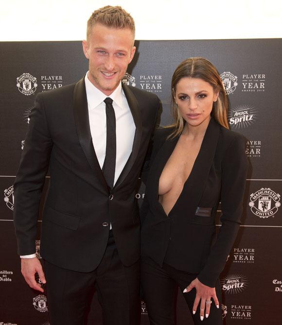 7OKERBOLA's tweet photo. http://t.co/TWOAJK0yCg - Aduhai, Parade Kecantikan WAGs Pemain MU di Red Carpet http://t.co/jpvh8PgwkK
#AskAureliaDevi
#BDMHUTNET_4