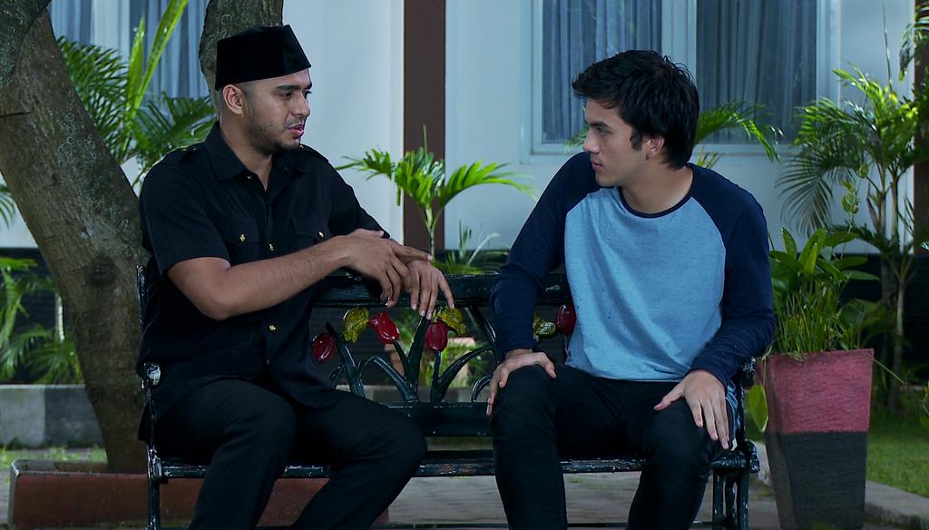 SCTV_SCM's tweet photo. Asli malam ini Wahyu &amp; Pak Mamat alias Babenye Maryam lagi pada tegang! Takut ketauan Maryam.  Wajib nonton seru bgt! http://t.co/RgdVWkxkay