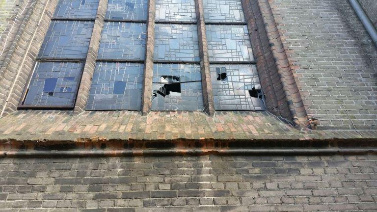 memorarium's tweet photo. Gisteren werden we onaangenaam verrast door glasschaden veroorzaakt door vandalen.
De schade meer dan  1300 euro! http://t.co/8JJv8HeWtE