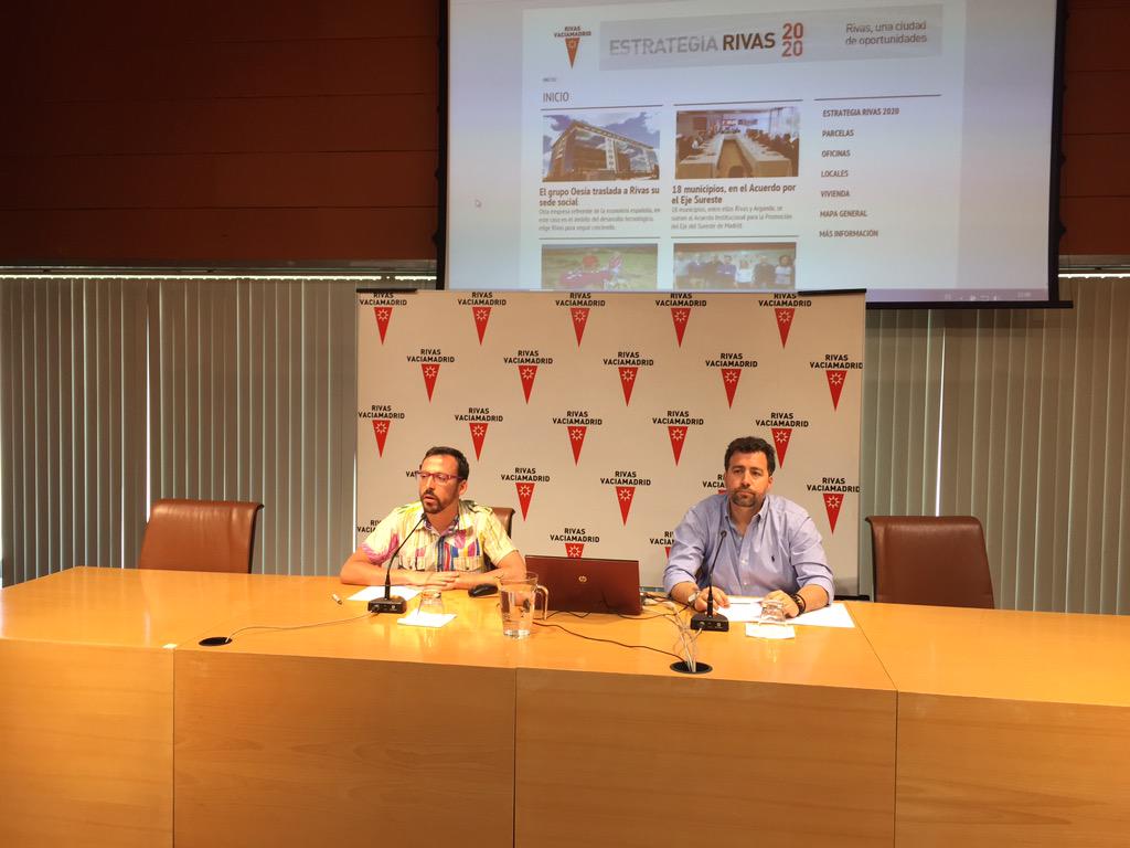 IURIVAS's tweet photo. .@Pedro_delcura da cuenta a los medios la memoria plan estratégico #Rivas2020 para crear empleo y dinamizar economía http://t.co/Omi9FCrhKG