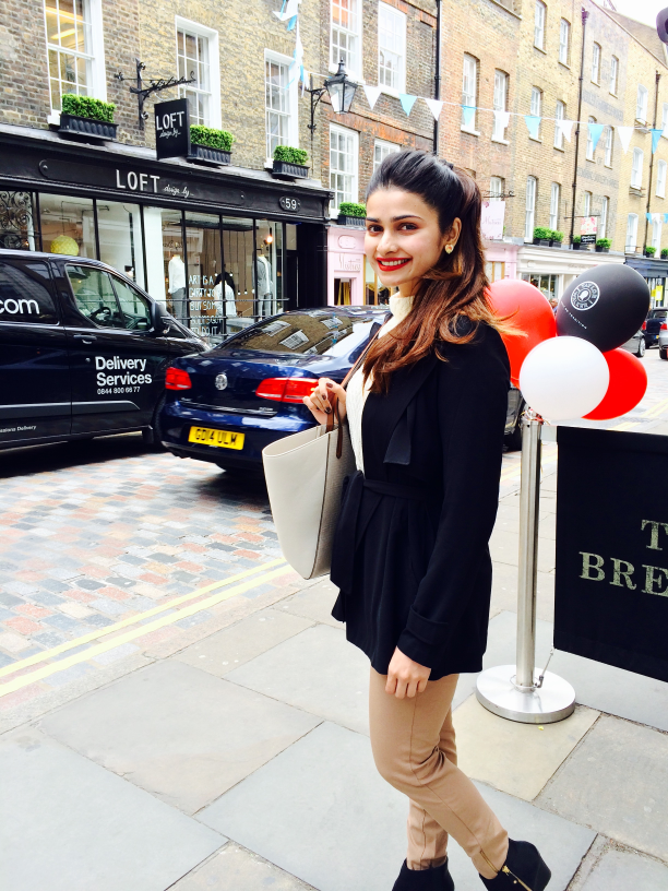 .@PracchiNDesai is surely glowing! Looking ritzy in a very stylish attire, the red lips round the look! #style ♥