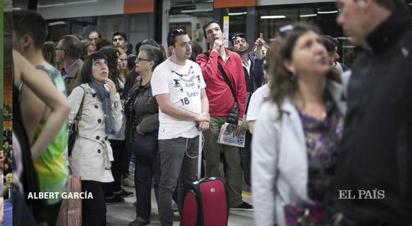el_pais's tweet photo. La avería de #rodalies afecta a 80.000 personas http://t.co/2jpDMnFt5x Si eres uno de ellos, cuéntalo a @elpaiscat http://t.co/qbJYPAR05z