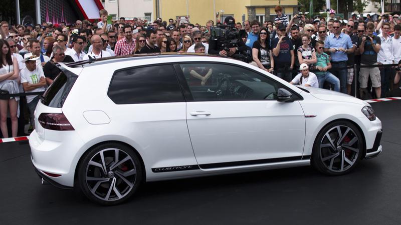 Volkswagen España tweet media