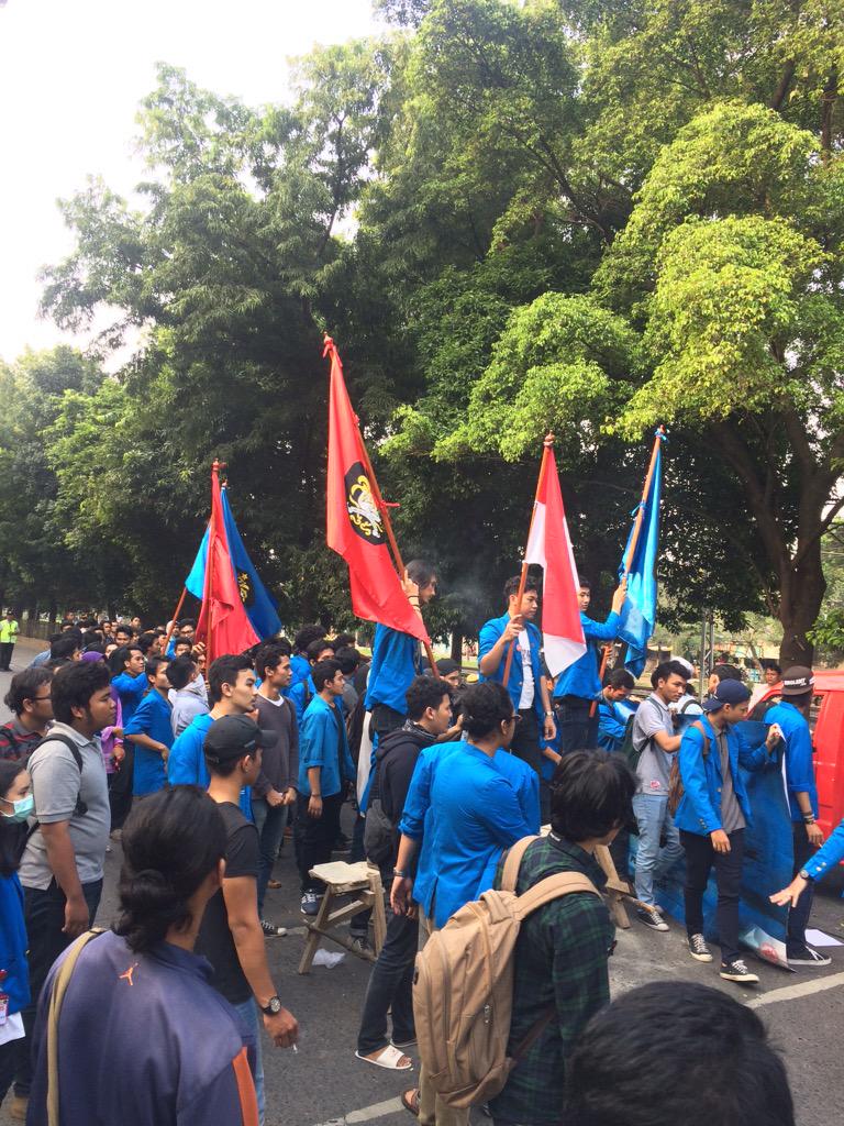 TMCPoldaMetro's tweet photo. 16:35 Kegiatan penyampaian pendapat di dpn UP Lenteng Agung, lalin lancar &amp; msh pengamanan Polri. @jansenricardo19 http://t.co/HmeQ8IMqIP