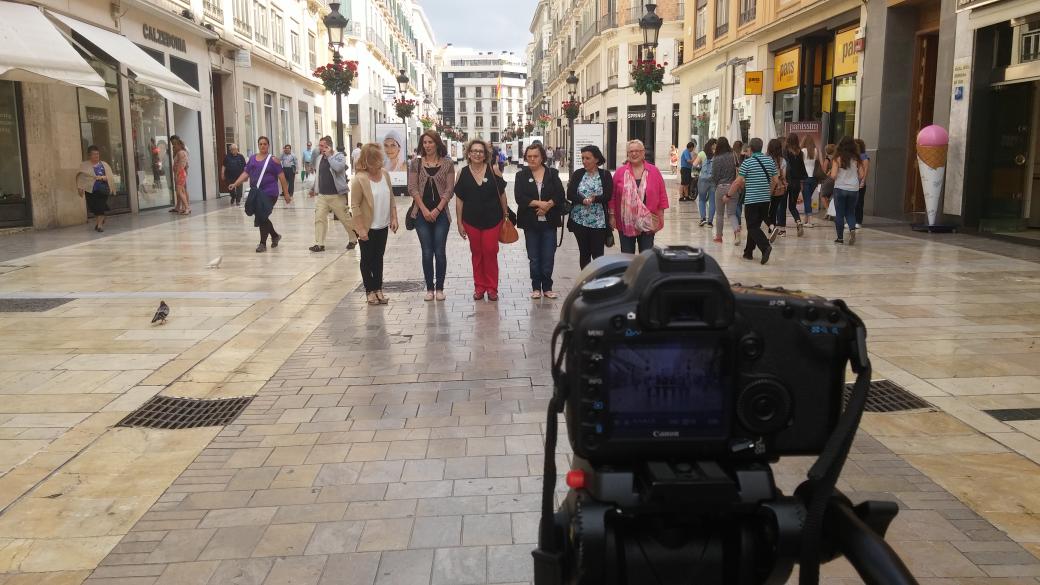 ContraCancerMA's tweet photo. Hemos tenido publico mientras @luxdigitalvideo @_francarmona_ filmaba "Miradas" de @AECCMALAGA ¡Que ganas de verlo! http://t.co/7cLW7Eq7jl