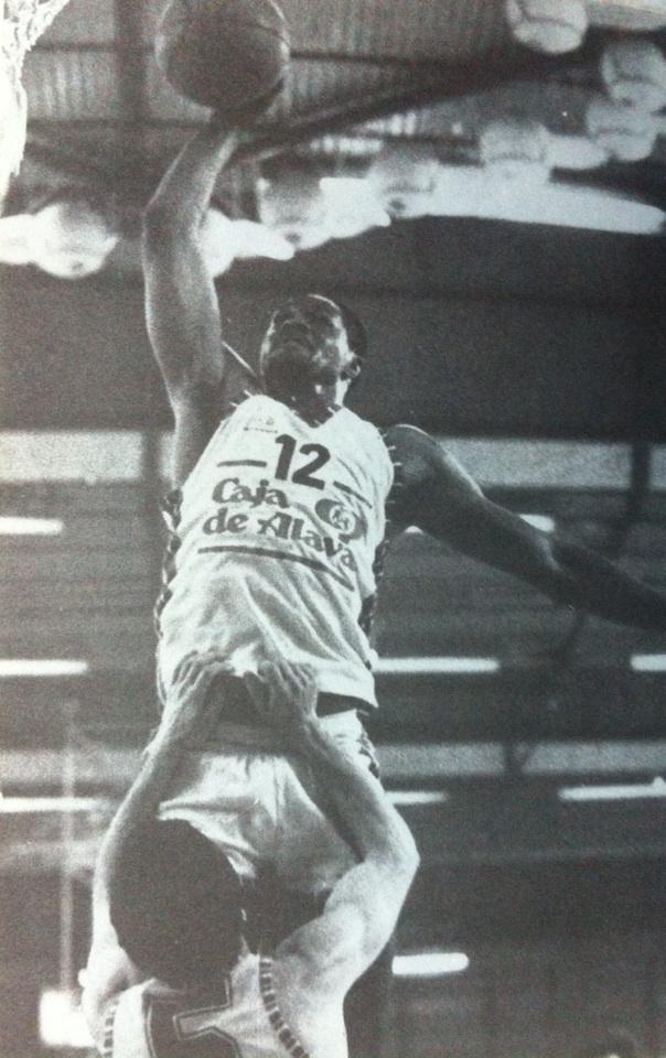 baskonia - Especial 60 aniversario (Fotos, recuerdos, recortes...del Baskonia desde 1959) - Página 40 CFhSLLhW0AAK8uO