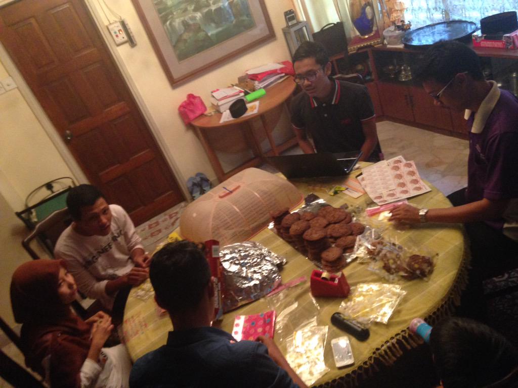 Dkamilaa's tweet photo. Hard at work 💪🏻 #HumanityStartsWithMe #klcharlierovers http://t.co/RKThElNxx7