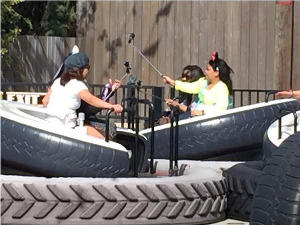 TheDrum's tweet image. Say it ain't so! @WaltDisneyWorld becomes latest attraction to ban selfie sticks ow.ly/Ne2Fa