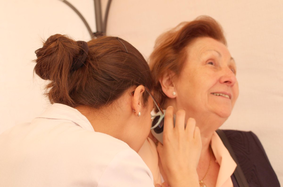 HGUVALENCIA's tweet photo. Muy importante revisarse manchas y lunares para prevenir el #melanoma Intensa actividad hoy en nuestros jardines! http://t.co/4YHsYkKFnv