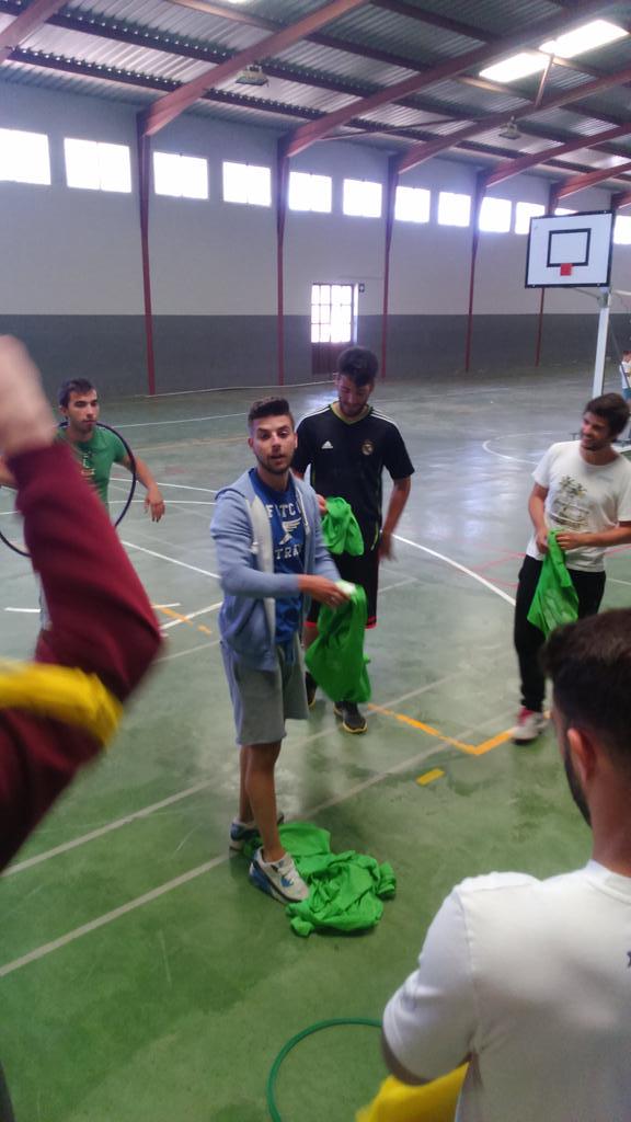 Maneldv's tweet photo. Jose Pacheco explicando su juego predeportivo en su turno de exponer en clase. @JPachecodv @tafaddevesa http://t.co/5VzDwJKMke