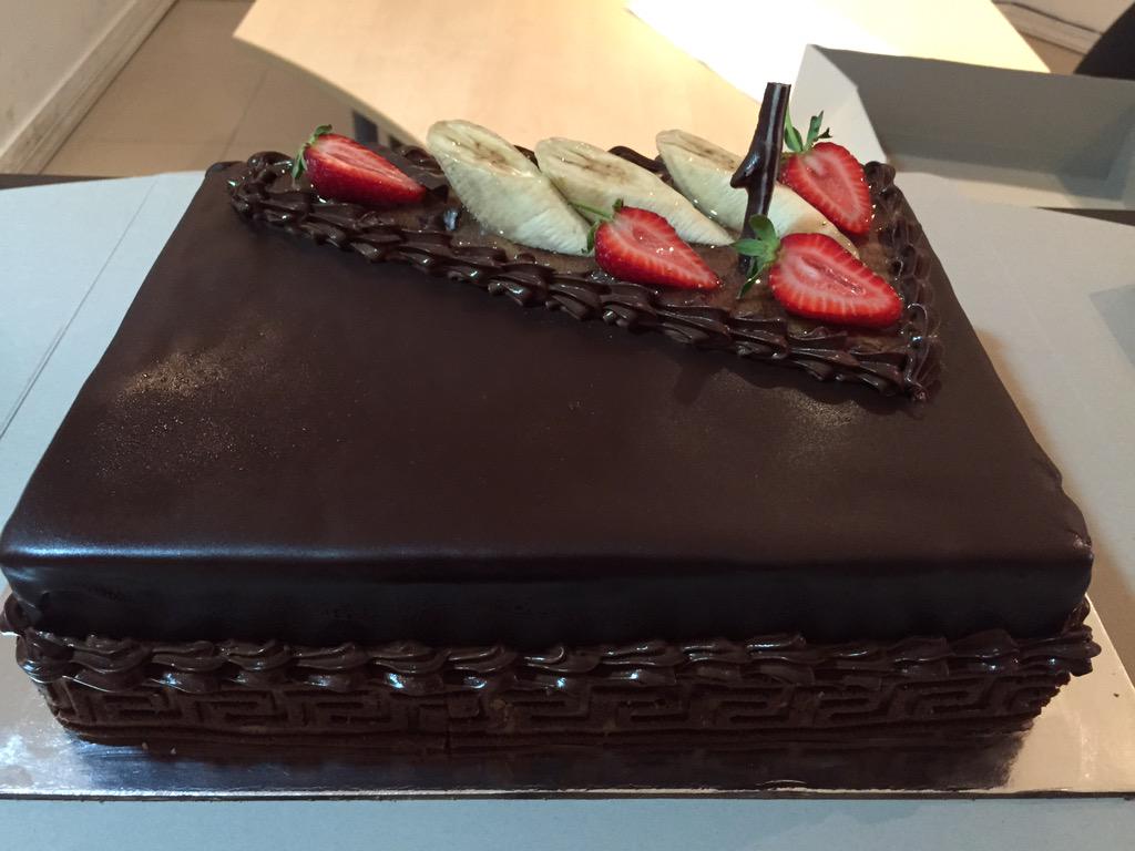Shereen_Shabnam's tweet photo. Why being in the office environment is detrimental to health #cake #octopus @RandY_octOpus @euan_octopus @Stuhigton http://t.co/axWwjVwjEa