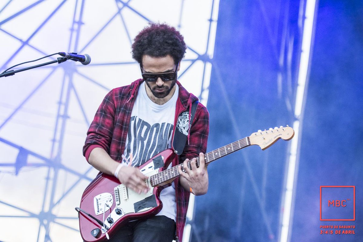 Esta foto de <a href="/Hara_Amoros/">Hara Amorós</a> de <a href="/Yuckband/">Yuck</a> en el #MBCFest nos hace preguntarnos... ¿Ed Hayes o Lenny Kravitz?