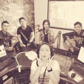 pingme622's tweet photo. keseruan live interview @PINGband_ di @elpasfm / @BpBmi http://t.co/E2vILoQgKr