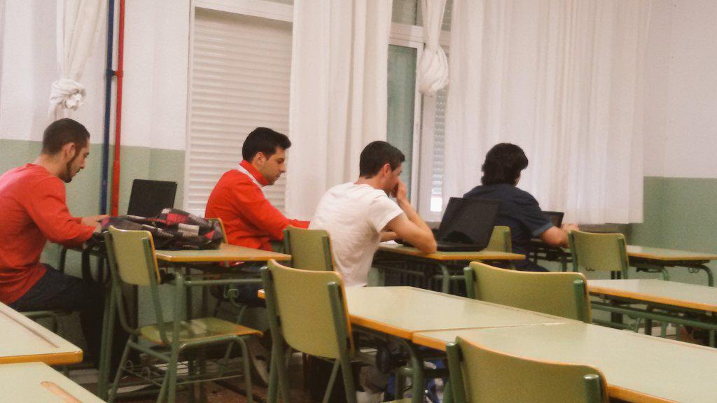 pachecoalmudena's tweet photo. Aprovechando las últimas horas #FPCartuja #CyACIESCartuja #IESCartuja #Counter #Viciaos #Englishtime #Frikis #Geek http://t.co/Sc3bMkQNzI