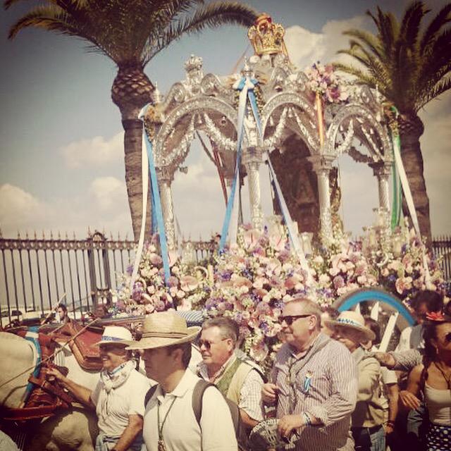 Así camina Huelva...
Con las palmas a compas, cobijan al Simpecao al grito de Huelva, Huelva.
Viva mi hermandad