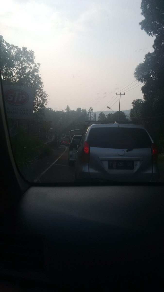 TMCPoldaMetro's tweet photo. 17:30 Puncak arah ke Gadog lalin padat mulai dari Cisarua. http://t.co/3HJuLbVAIc @vta_jerniawanty