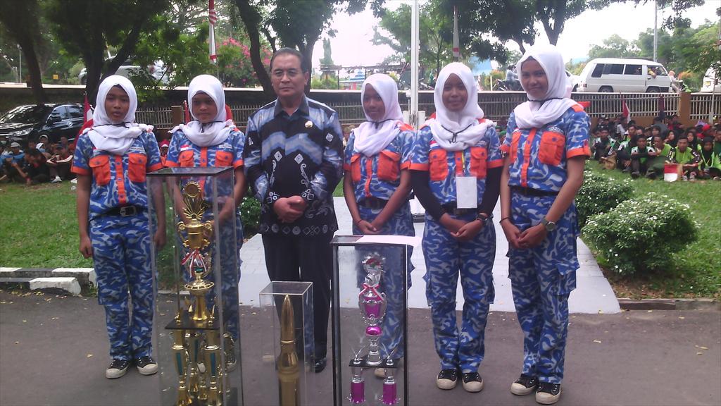 HabarAmandit's tweet photo. Galuh banua dr batola mnjd juara umum 1 napak tilas divisi alri IV 2015. Kalah lakian dapat binian. @BuhanPahuluan http://t.co/EjXWYHbQLs