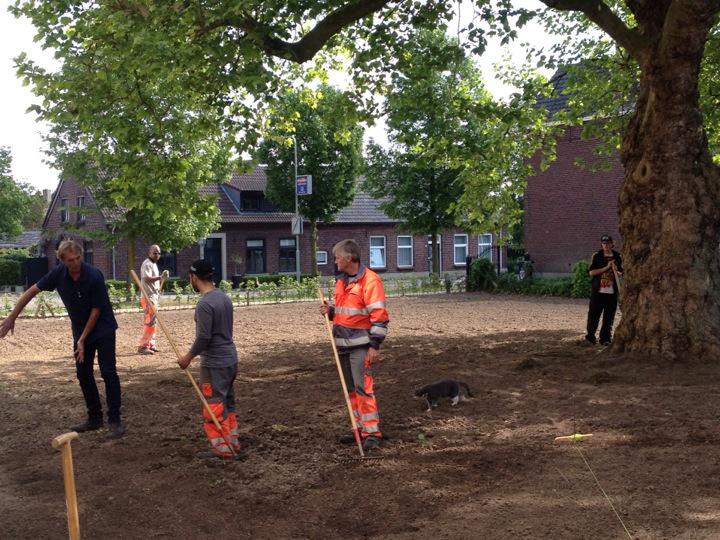 PiketLeon's tweet photo. Leerlingen van Citaverde zijn obv van een docent bezig om binnentuin Zomer klaar te maken. Complex Parklaan Horst http://t.co/lllYLDWkp5