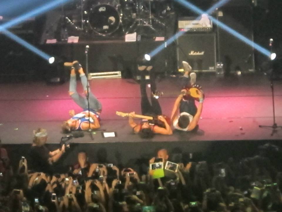 haericku's tweet photo. @mmilive The Vamps and One Direction concert made my life! Thank you guys! ππ #MMIEVENT http://t.co/0ZNRyEv7Qq