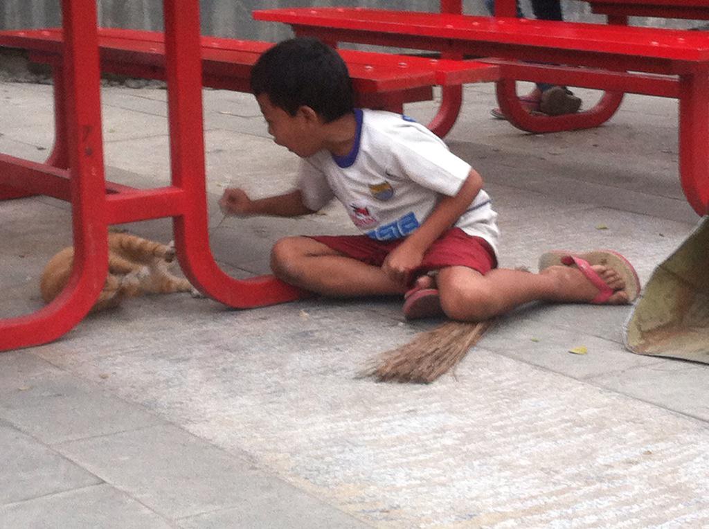 bantu yuk <a href="/DanFebian/">Dan Febian</a> <a href="/ridwankamil/">Ridwan Kamil</a> Mansur 6thn, tidak sekolah. Suka bersih2 sekitaran cikapundung &amp; g mengemis.