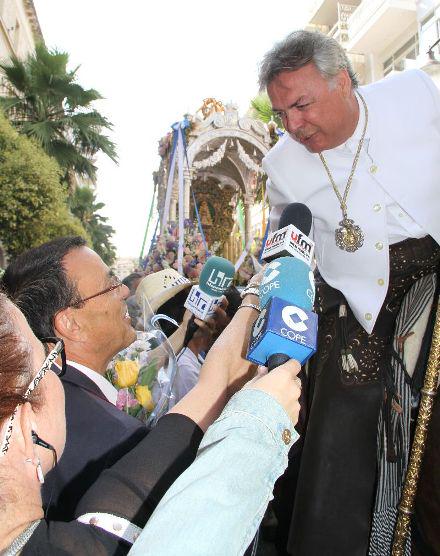 DiarioHuelva's tweet photo. Espectacular despedida a la Hermandad de #Huelva #ElRocio http://t.co/w7rFpbpIcd http://t.co/qHH3tAbsG6