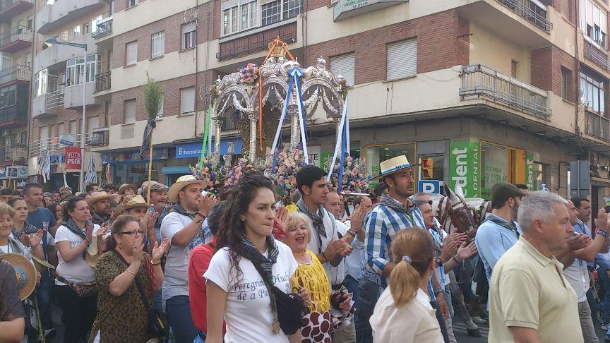 DiarioHuelva's tweet photo. Espectacular despedida a la Hermandad de #Huelva #ElRocio http://t.co/w7rFpbpIcd http://t.co/qHH3tAbsG6