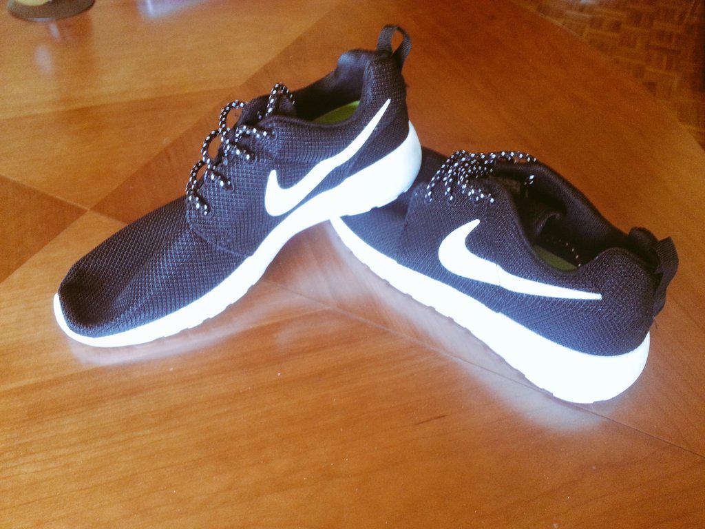 offertsport's tweet photo. Recibidas las Nike Roshe Run de @VictorLeveL  mañana las tendras en  casa. http://t.co/2Wm2RSrwwF