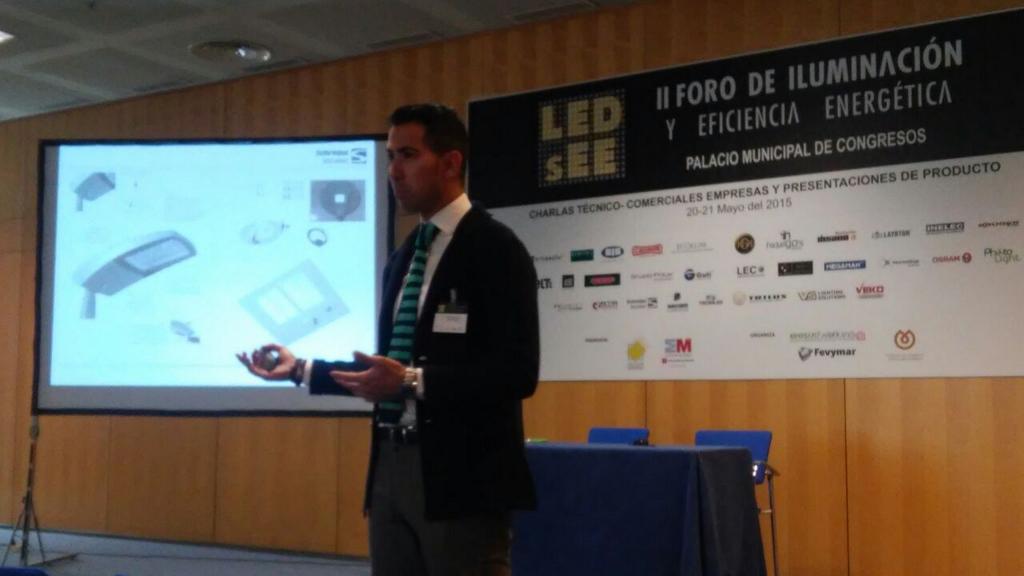 foroLEDsEE's tweet photo. Smart Lighting de Schreder Socelec en @foroLEDsEE. @ANFALUM #foroledseeII http://t.co/Gepc13i3xX