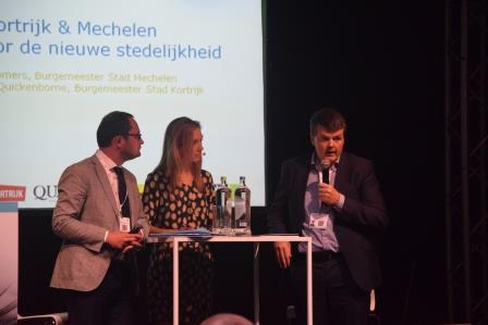 MechelenMorgen's tweet photo. Debat over binnenstedelijke ontwikkelingen @BartSomers en @VincentVQ, gemodereerd door @HanneDecoutere #realty2015 http://t.co/qXsf2Y0cwP
