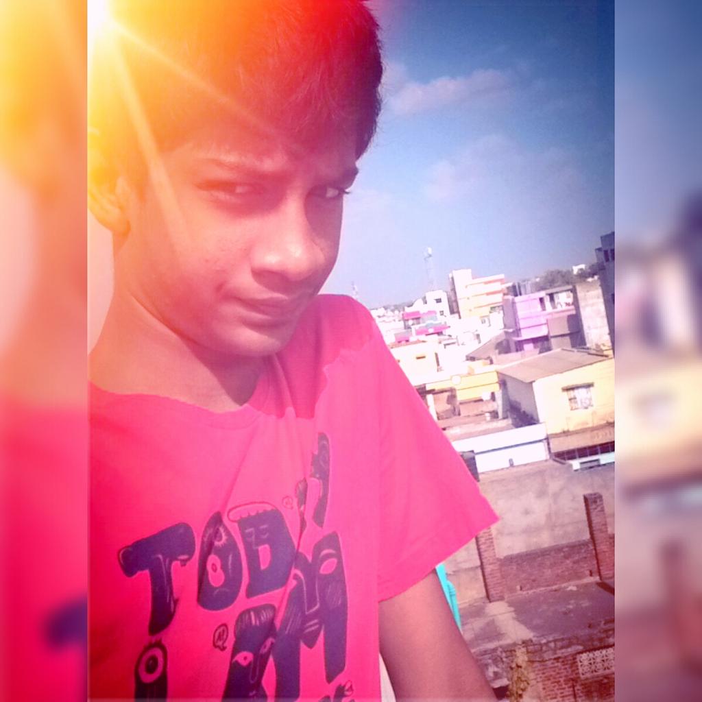 Aakash19022350's tweet photo. #selfiee@terrace....#onlySunlight #noRain smoff 😏 http://t.co/jLks9JNrpi