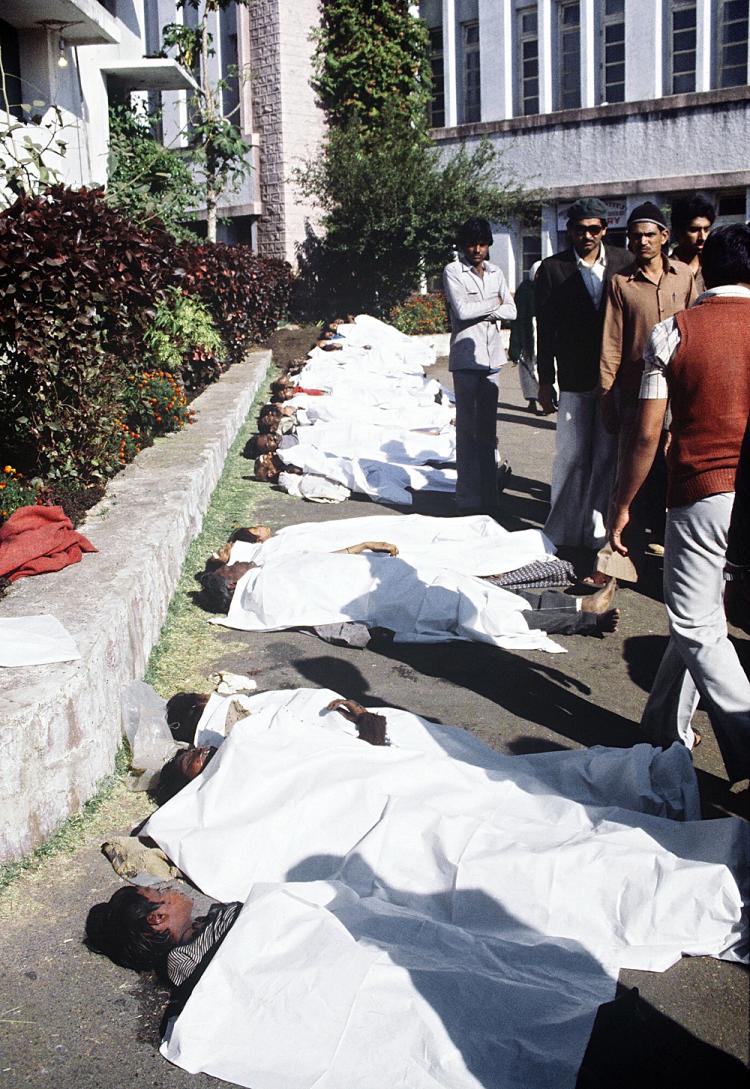 Historic_India's tweet photo. Following a deadly poison gas leak from Union Carbide factory, bodies of victims in Bhopal, Dec17, 1984 http://t.co/tUFn6S3qpX