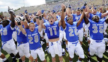 maxdaurelle's tweet photo. Extremely honored to say I have received my first offer from the United States Air Force Academy #GoFalcons http://t.co/r27Mg3tMq6