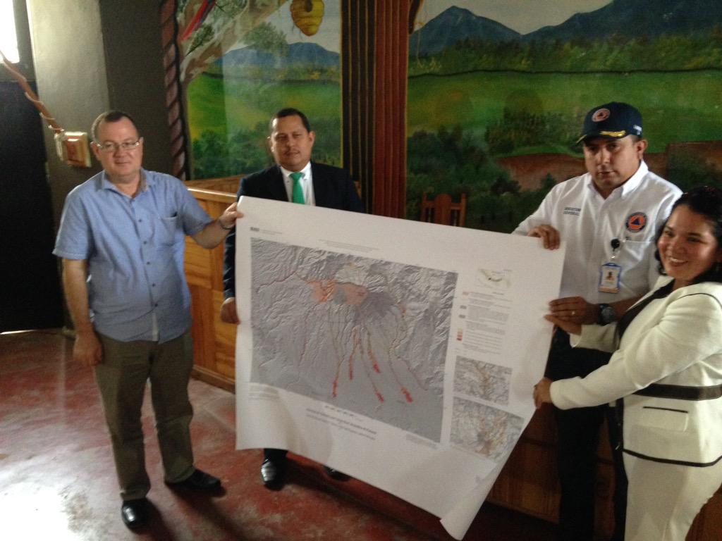 Kare2662's tweet photo. "@Sinaproc_Panama: Autoridades de Chiriquí reciben Mapa de Amenazas Volcánicas del Volcán Barú @IGC_UPA http://t.co/7MKBoTHsKi"@obidiel05
