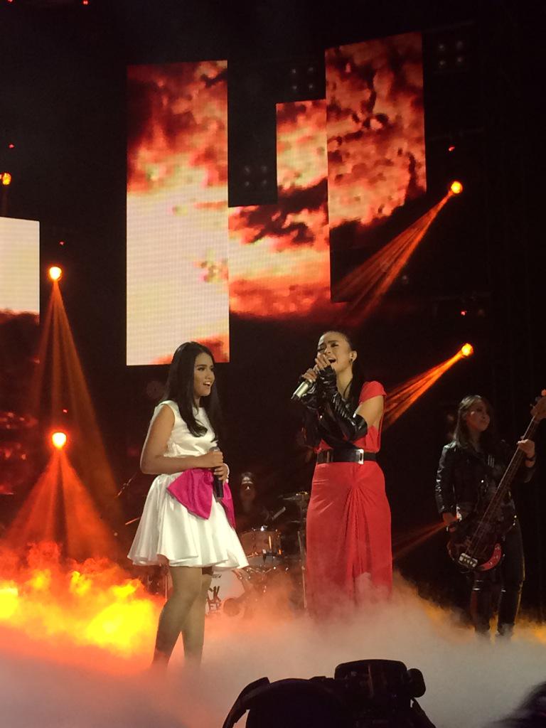 OfficialRCTI's tweet photo. Pelan-Pelan Saja dinyanyikan o/ @kotakband_ feat @Hanindhiya_tys !!! Kereeen bgtt Tweeepssa!! bravo! #MegaKonseDunia http://t.co/kKu0KsHh5X