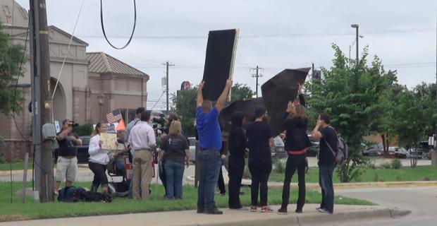 Obama Supporters Censoring Signs at #BlackLivesMatter Abortion Protest - infowars.com/obama-supporte…