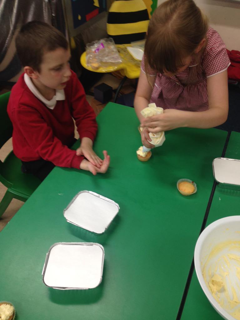 LearningLucy2L's tweet photo. Exciting day today!!! Cake decorating...I can estimate weight. I can measure weight. http://t.co/AEpm7j33S9