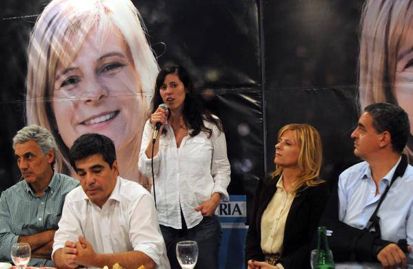 NanoCaraOK's tweet photo. @CFKArgentina Conduce. El Candidato es el Proyecto!
En La Plata @fsaintout #Intendenta2015 http://t.co/Zl92aYRgh1